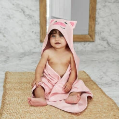 Dock & Bay Outlet Dock & Bay Baby Hooded Towels - Parker Pig - Outlet -Dock & Bay Shop 03 BABYMERAKI21 HOODT ANI SM PIG 020 SQ X3
