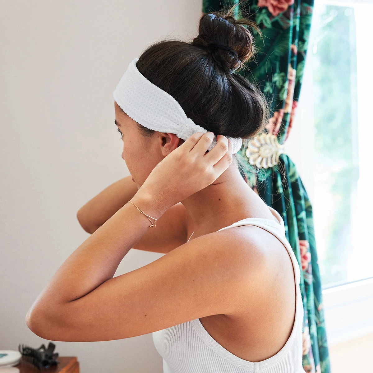 Dock & Bay Dock & Bay Makeup Headband - Crystal White 5 Dock & Bay Dock & Bay Makeup Headband - Crystal White - Image 3