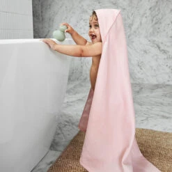 Dock & Bay Outlet Dock & Bay Baby Hooded Towels - Peekaboo Pink - Outlet 14 Dock & Bay Outlet Dock & Bay Baby Hooded Towels - Peekaboo Pink - Outlet -Dock & Bay Shop 04 BABYMERAKI21 HOODT CLA SM LTPNK 009 SQ X3