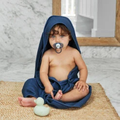 Dock & Bay Outlet Dock & Bay Baby Hooded Towels - Midnight Navy - Outlet 18 Dock & Bay Outlet Dock & Bay Baby Hooded Towels - Midnight Navy - Outlet -Dock & Bay Shop 04 BABYMERAKI21 HOODT CLA SM NAVY 002 SQ X3