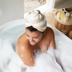 Dock & Bay Dock & Bay Hair Wrap - Quick Dry Hair Towel - Bora Bora Beige - Outlet 26 Dock & Bay Dock & Bay Hair Wrap - Quick Dry Hair Towel - Bora Bora Beige - Outlet -Dock & Bay Shop 04 CAIRNS18 HAIRWRAP LIGHT BEIGE D2S3 030 SQ X3