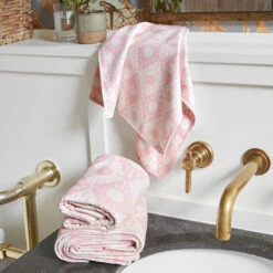 Dock & Bay Dock & Bay Bath Towels - Diamond Pink 23 Dock & Bay Dock & Bay Bath Towels - Diamond Pink -Dock & Bay Shop 05 HOMEUK23 TOWLH GEO PINK 3SET 012 SQ X3