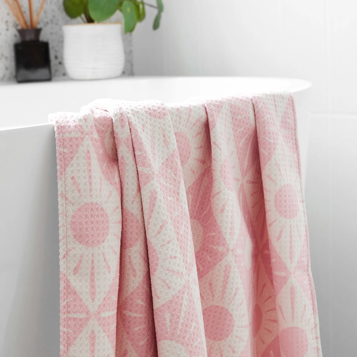 Dock & Bay Dock & Bay Bath Towels - Diamond Pink 8 Dock & Bay Dock & Bay Bath Towels - Diamond Pink - Image 6