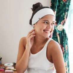 Dock & Bay Dock & Bay Makeup Headband - Crystal White 20 Dock & Bay Dock & Bay Makeup Headband - Crystal White -Dock & Bay Shop 06 HOMEUK23 HEADW CLA WHITE 019 SQ X3