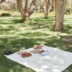 Dock & Bay Dock & Bay Picnic Blanket - Bora Bora Beige 25 Dock & Bay Dock & Bay Picnic Blanket - Bora Bora Beige -Dock & Bay Shop 06 PICNICPARK22 PICNIC CAB LTBGE INSITU 005 SQ X3