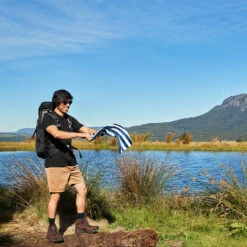 Dock & Bay Dock & Bay Cooling Gym Towel - Whitsunday Blue 25 Dock & Bay Dock & Bay Cooling Gym Towel - Whitsunday Blue -Dock & Bay Shop 09 EAGLESNEST22 COOL CAB NAVY 009 SQ X3