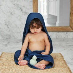 Dock & Bay Outlet Dock & Bay Baby Hooded Towels - Midnight Navy - Outlet 24 Dock & Bay Outlet Dock & Bay Baby Hooded Towels - Midnight Navy - Outlet -Dock & Bay Shop 11 BABYMERAKI21 HOODT CLA SM NAVY 008 SQ X3