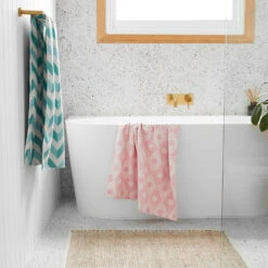 Dock & Bay Dock & Bay Bath Towels - Diamond Pink 29 Dock & Bay Dock & Bay Bath Towels - Diamond Pink -Dock & Bay Shop 11 HOME23 INSITU TOWLH GEO PINK 011 SQ X3