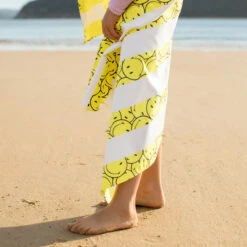 Dock & Bay Outlet Dock & Bay Kids Beach Towels - Doing Our Bit - Smiley - Outlet -Dock & Bay Shop 12 KIDSPATONGA21 TOWLB DOB SMILE 010 SQ X3