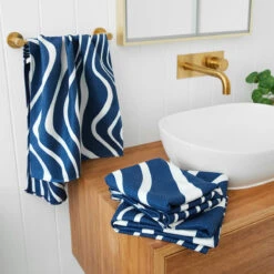 Dock & Bay Dock & Bay Bath Towels - Tide Break Navy -Dock & Bay Shop 13 HOME23 INSITU TOWLH GEO NAVY 056 SQ X3